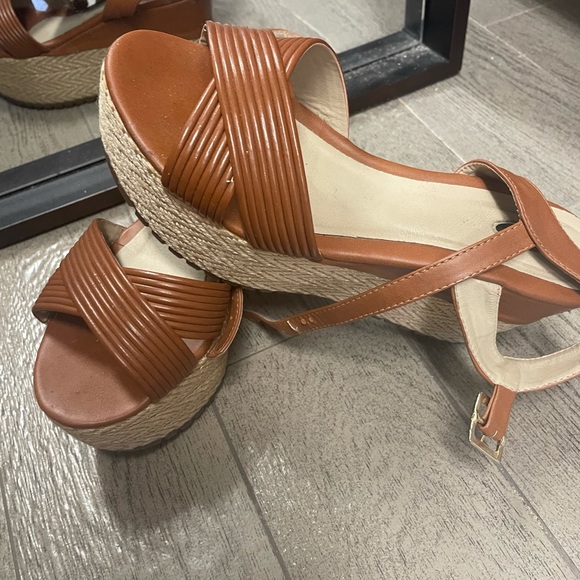 Beautiful brow sandals - Picture 2 of 4